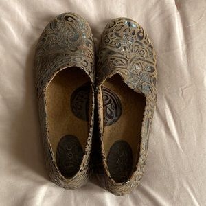 B.O.C Born Concept Floral Etch Design Slip-ons